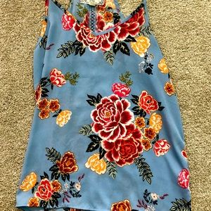 Pink Rose 🌹 beautiful blue floral tank 2/$30